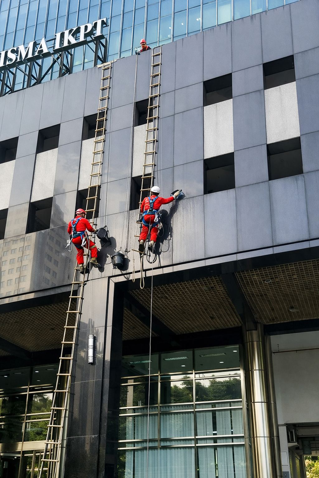 Di Balik Layar: Pekerjaan Gondola untuk Perawatan Fasad Gedung